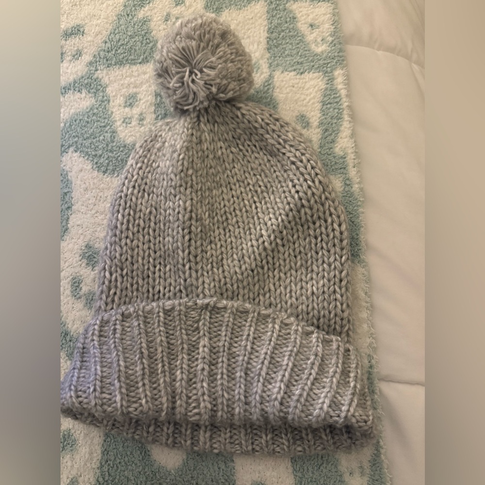 Gray puffer ball beanie!
In great condition/ hardly worn